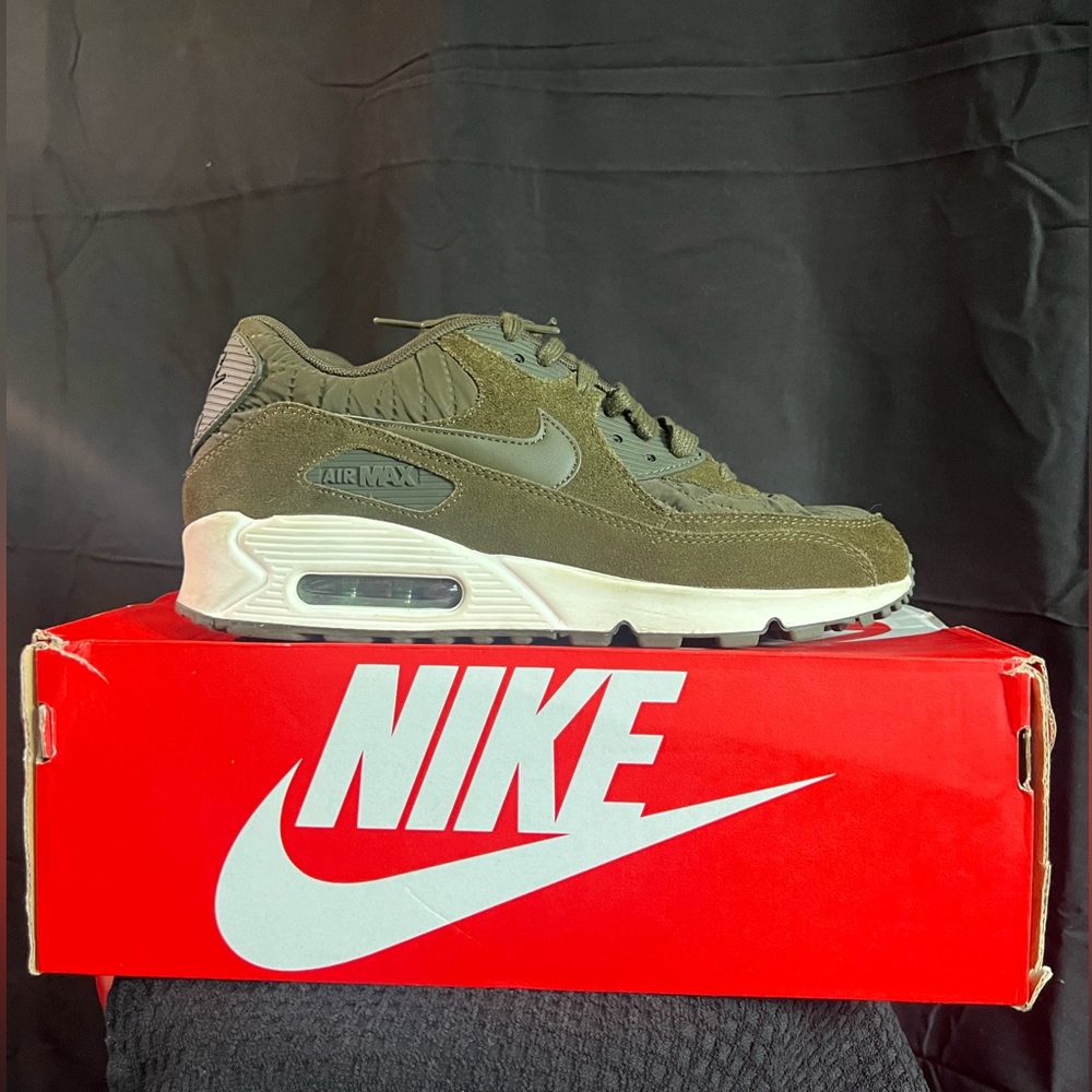 Nike Air Max Quilted Premium Pack Army Green & White. 9.5W/M. Reposhing